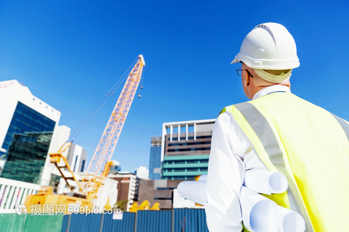 藍圖背心下的建筑交響曲——致敬工地上的工程師與建設者
